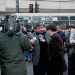 Dirigente CUT habla con prensa, movilización Metalpar [1995]