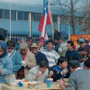 Olla común en campamento de huelga Metalpar [1995]